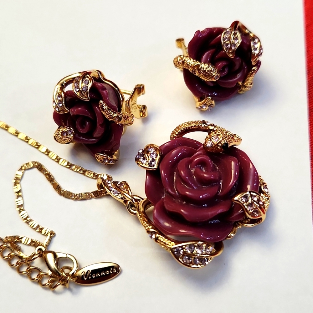 Earrings + pendant with necklace / chain